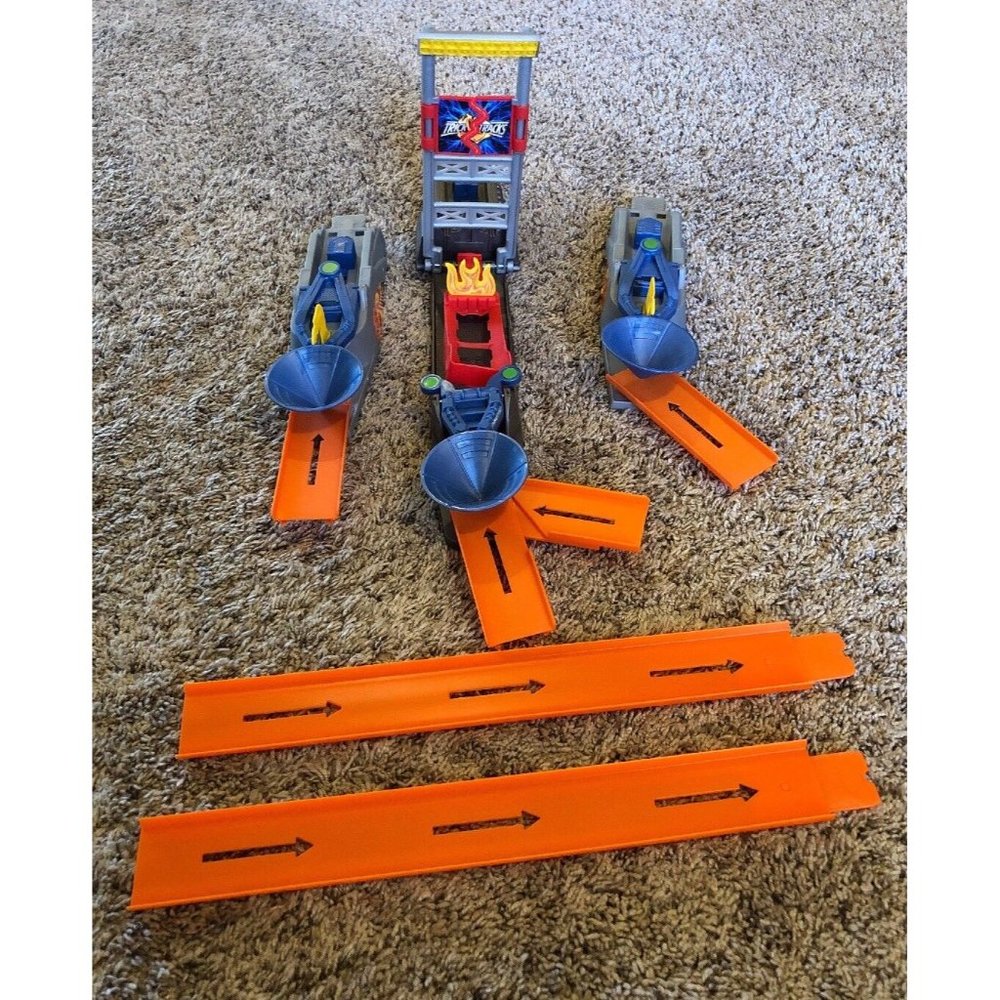 Hot Wheels FLIP & CRASH DUEL Stunt Set ~Trick Tracks ~2008 Mattel
